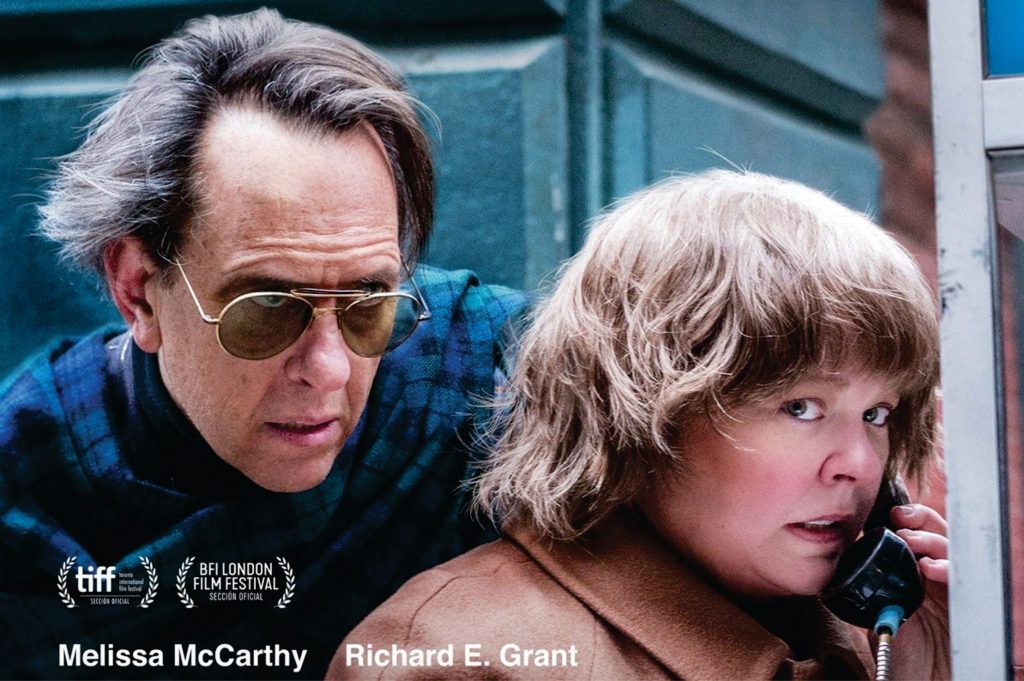 Hombre de mediana edad con gafas y camisa azul junto a un niño rubio en escena de película de época neoyorquina