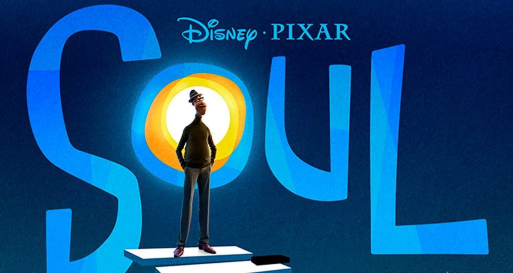 Póster de Soul: silueta de hombre de pie sobre plataforma dorada frente a fondo azul degradado con logo de Disney Pixar