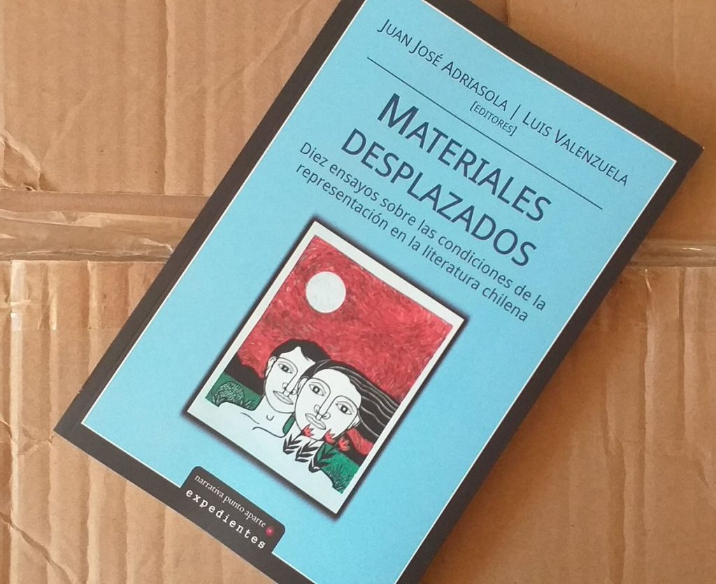 Portada del libro Materiales Desplazados con fotografía en blanco y negro de un escritor sobre fondo rojo