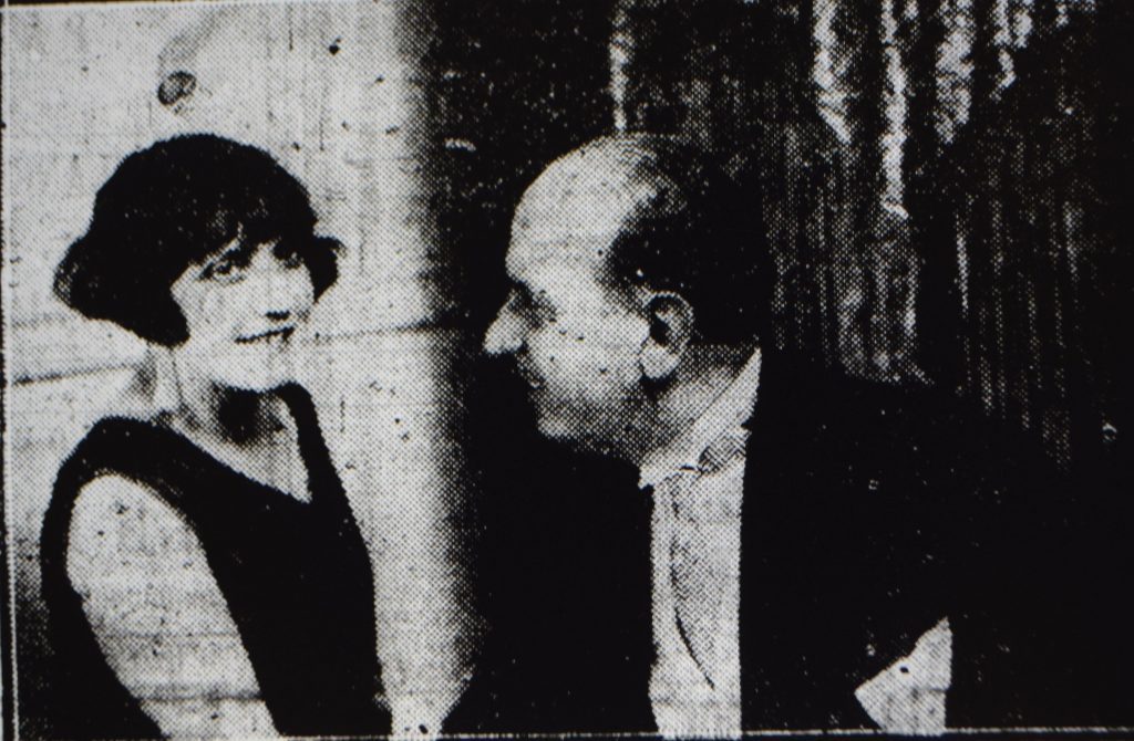 Alicia Armstrong Larraín en conversación con un hombre en blanco y negro, escena de archivo cinematográfico chileno