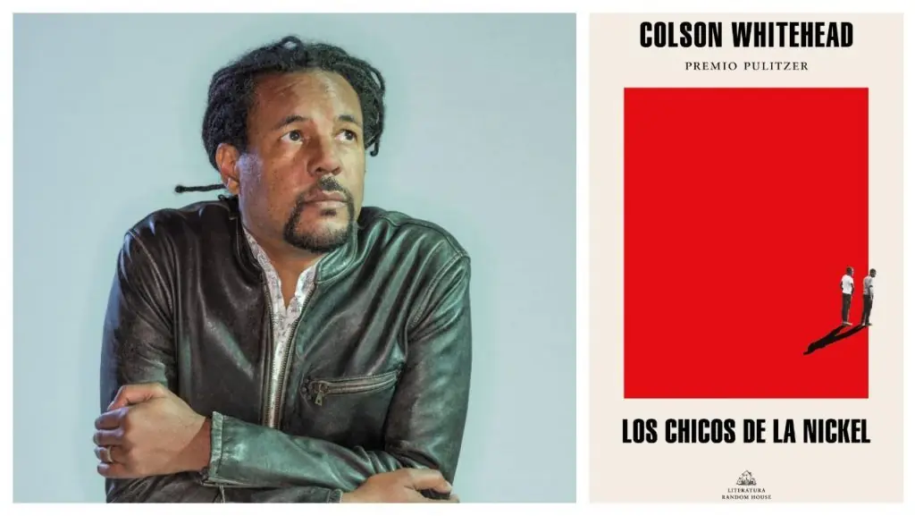 Colson Whitehead, autor afroamericano, con chaqueta verde oscuro en retrato de estudio; portada roja de su libro