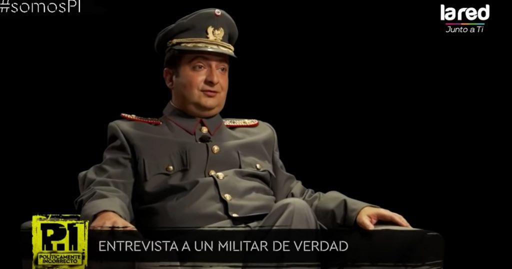 Militar uniformado en traje de campaña durante entrevista, escena de documental o programa televisivo sobre temas