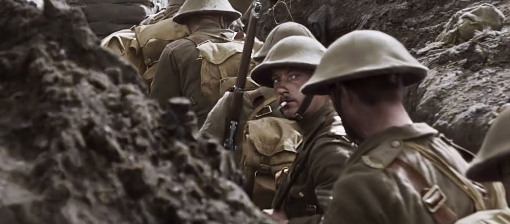 Soldados británicos en trinchera durante la Primera Guerra Mundial, con cascos de acero y uniforme de campaña