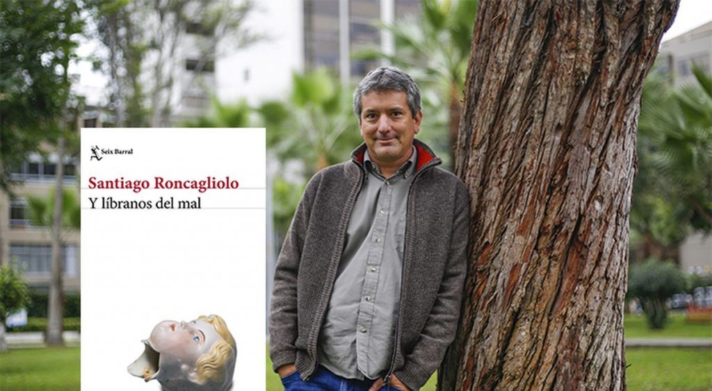 Santiago Roncagliolo junto a un árbol en parque urbano, sosteniendo libro Y líbranos del mal