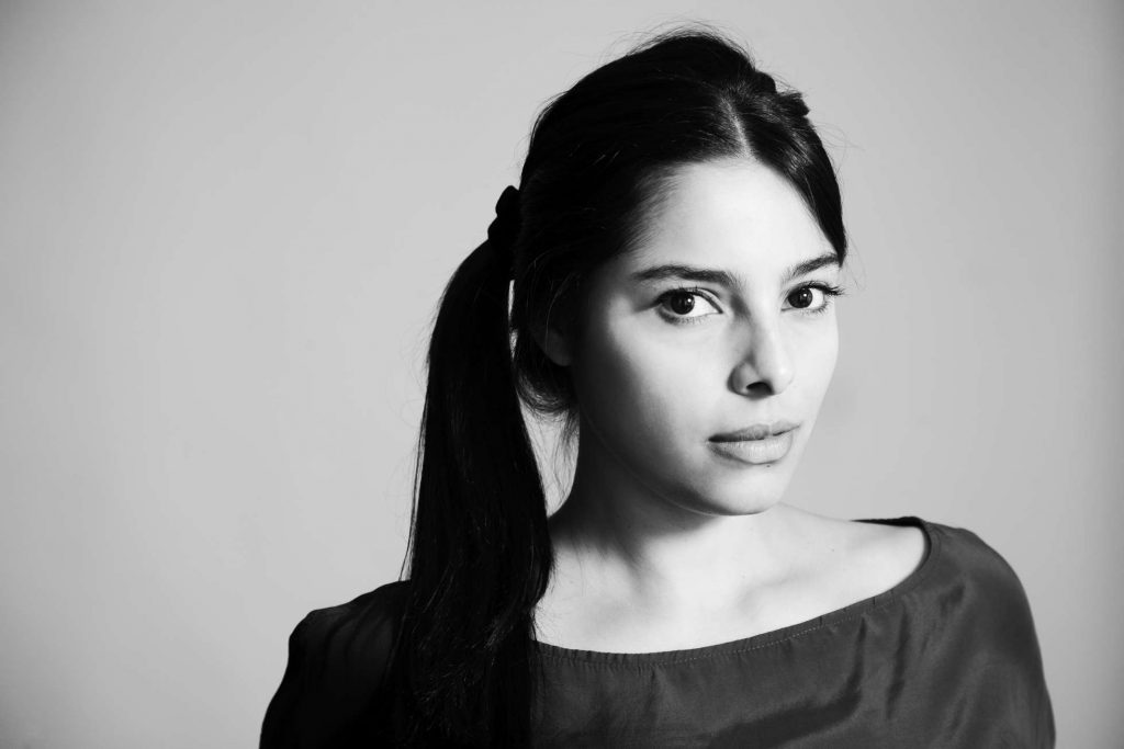 Retrato en blanco y negro de Margarita García Robayo, escritora colombiana, mirando hacia un lado con expresión serena