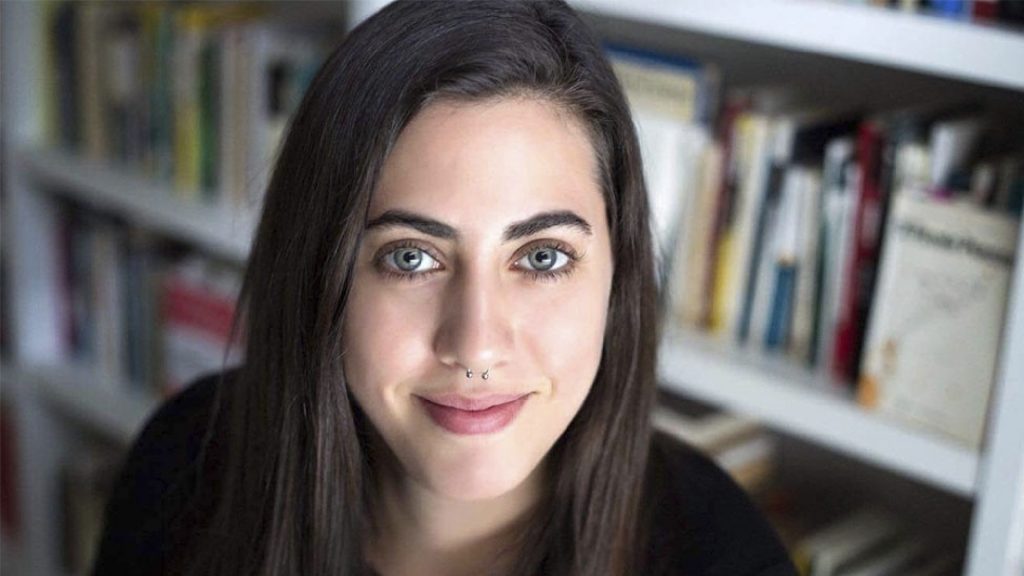 Natalia Rozenblum, autora, frente a estantería con libros de fondo, sonriendo hacia la cámara