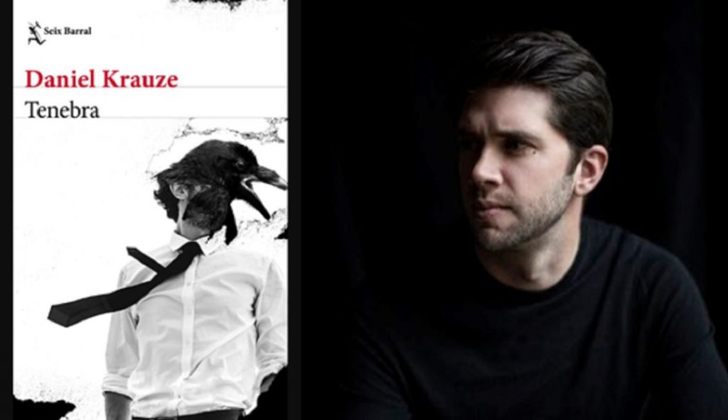 Daniel Krauze, autor de Tenebra, junto a la portada de su novela con figura en blanco y negro