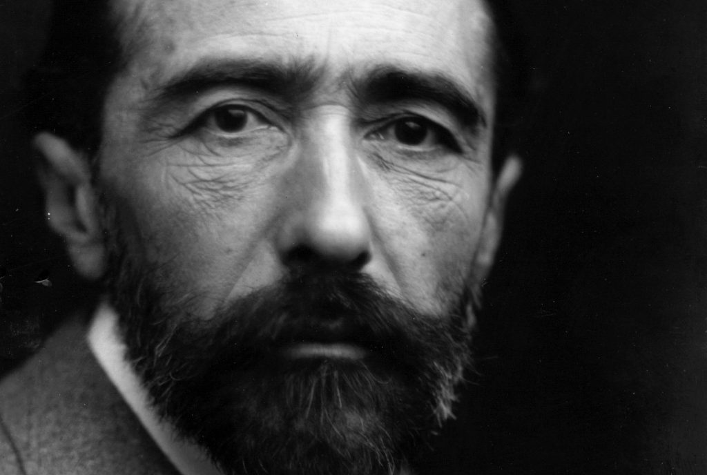 Retrato en blanco y negro de Joseph Conrad, escritor polaco, con barba pronunciada y expresión seria