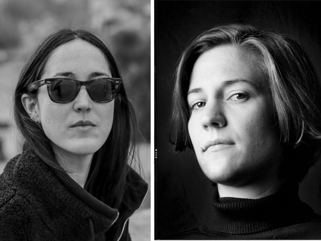 Dominga y Carla, dos mujeres en blanco y negro. La primera usa gafas de sol y chaqueta oscura; la segunda de perfil