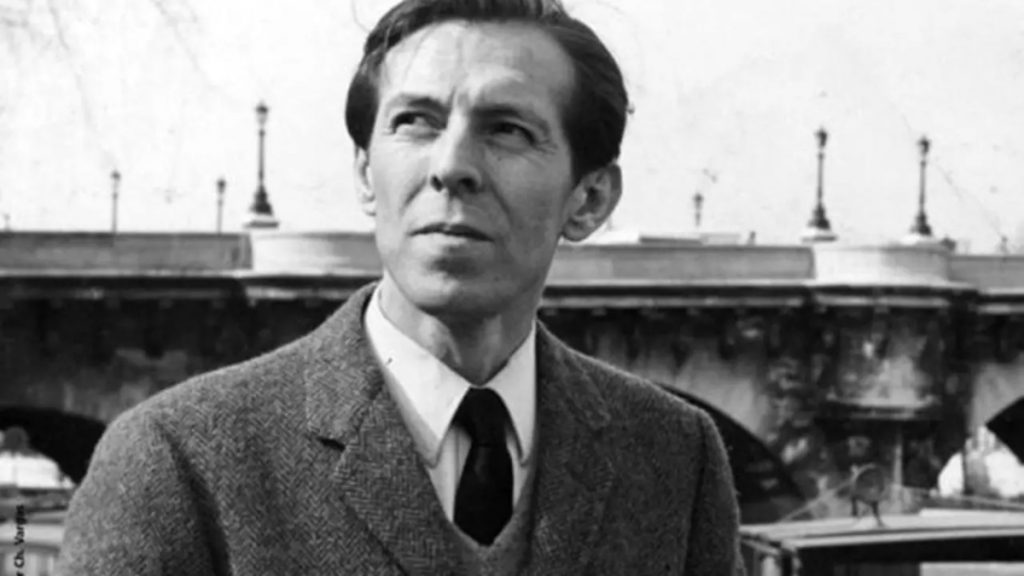 Julio Ramón Ribeyro, escritor peruano, retrato en blanco y negro con estadio al fondo