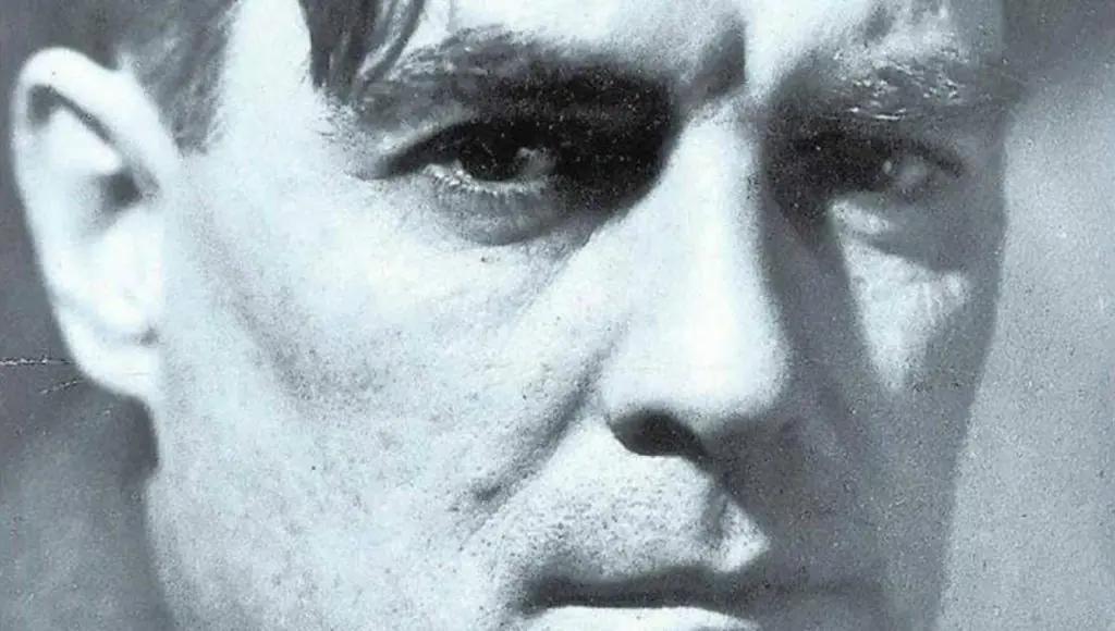 Retrato en blanco y negro de Roberto Arlt, escritor argentino, perfil frontal con expresión seria y penetrante