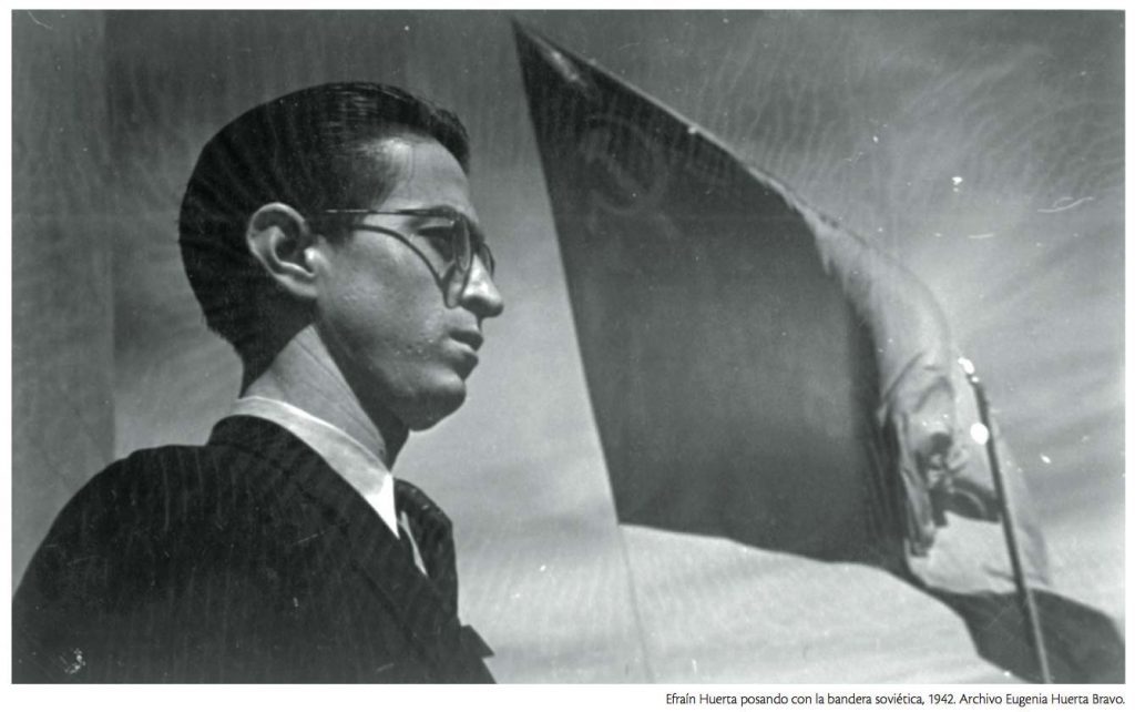 Efraín Huerta, poeta mexicano, perfil con lentes ante micrófono en blanco y negro