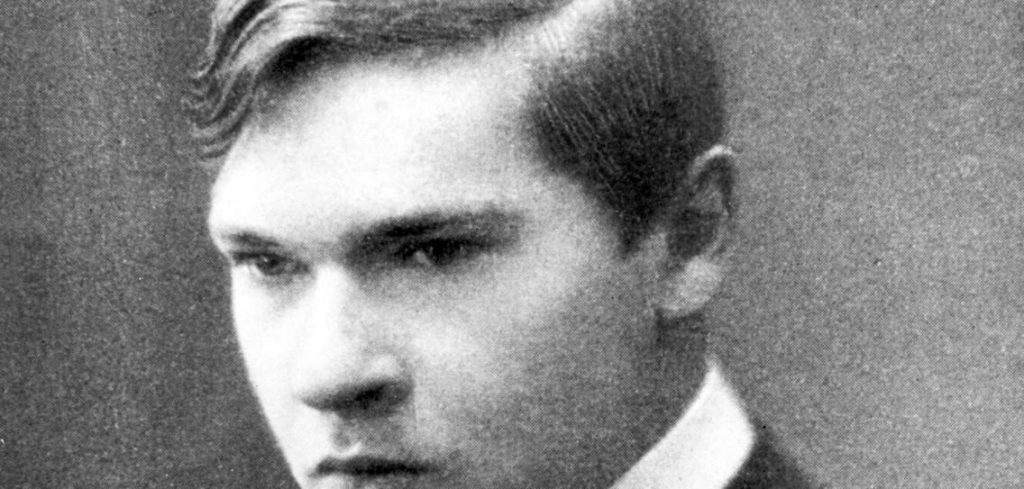 Retrato en blanco y negro del poeta austriaco Georg Trakl, joven con cabello oscuro peinado hacia atrás y expresión