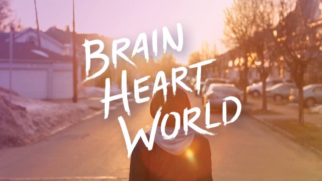 Persona de espaldas en calle al atardecer con texto superpuesto "Brain Heart World" en letras blancas