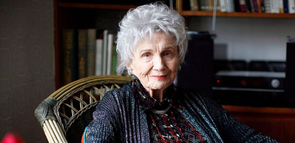 Alice Munro, escritora canadiense ganadora del Premio Nobel de Literatura, en retrato de estudio con cabello blanco