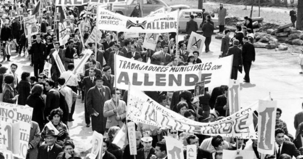 Manifestación masiva con pancartas de apoyo a la Unidad Popular durante el gobierno de Salvador Allende en Chile
