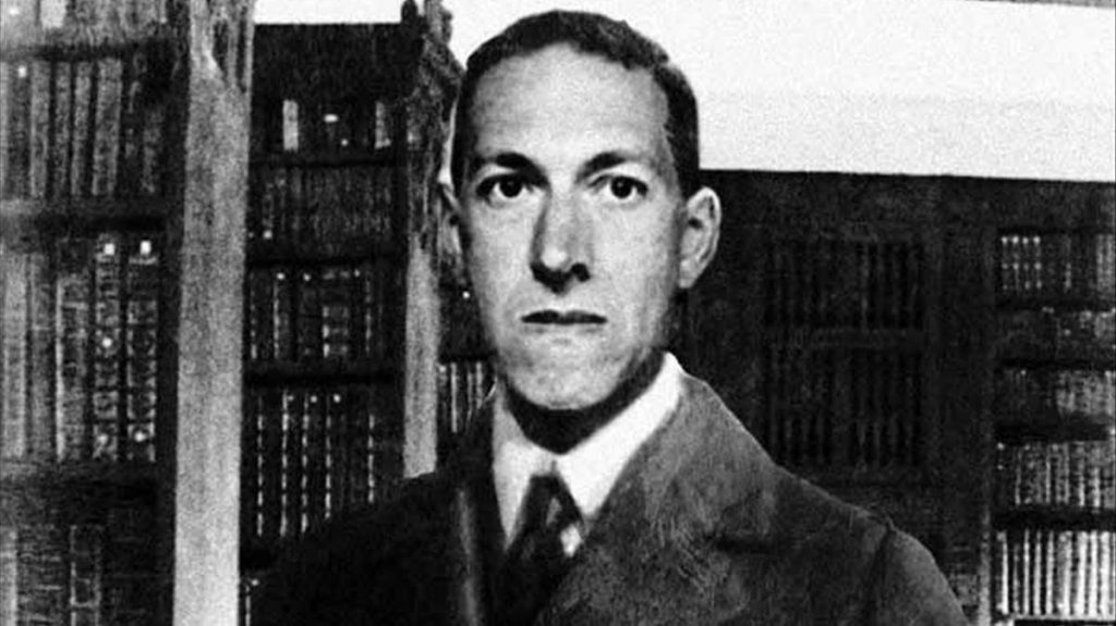 H.P. Lovecraft, escritor estadounidense, retrato en blanco y negro de perfil frontal, con traje oscuro y corbata