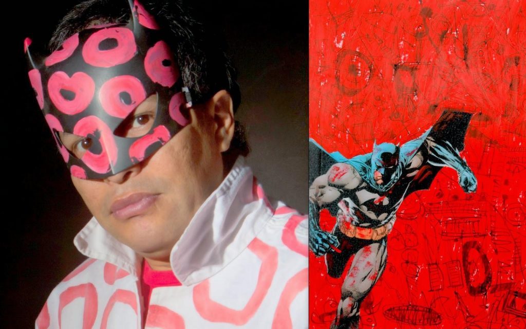 Miguel Lescano con máscara rosa y blanca en primer plano; figura en movimiento sobre fondo rojo en segundo plano