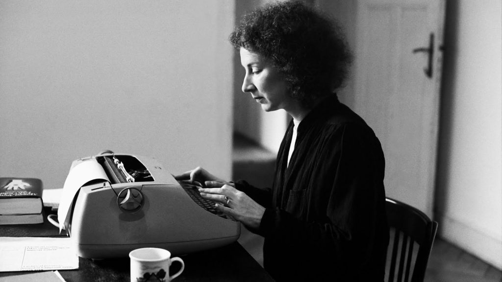Margaret Atwood mecanografiando ante una máquina de escribir en blanco y negro, en su espacio de trabajo