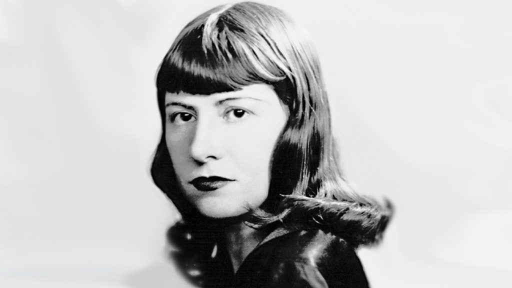 Retrato en blanco y negro de María Luisa Bombal, escritora chilena, de frente con flequillo y cabello oscuro