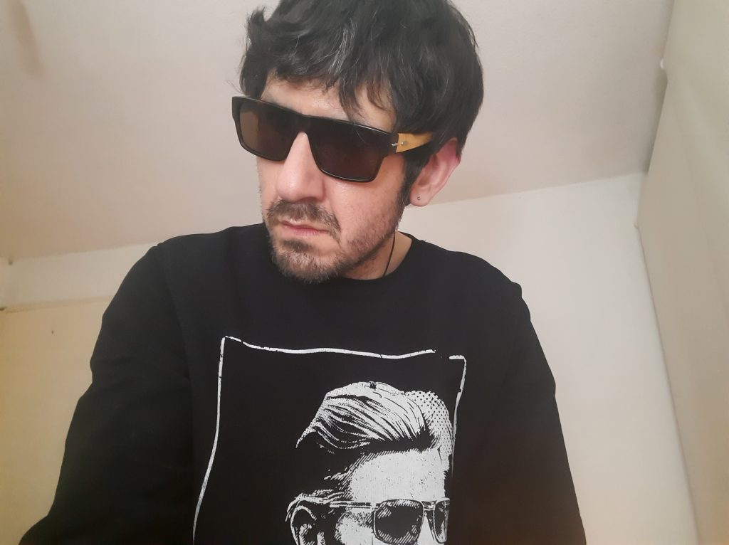 Francisco Marín-Naritelli, escritor, usa gafas de sol oscuras y camiseta negra con estampado gráfico