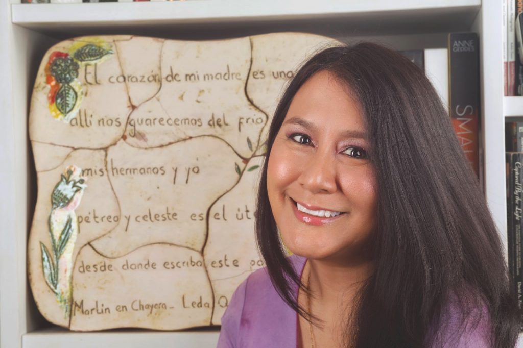 Leda Quintana, escritora chilena, sonríe ante un fondo con texto manuscrito y elementos literarios