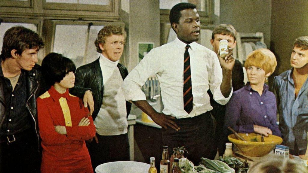 Sidney Poitier en escena de cocina con grupo de estudiantes, escena de drama pedagógico de los años sesenta