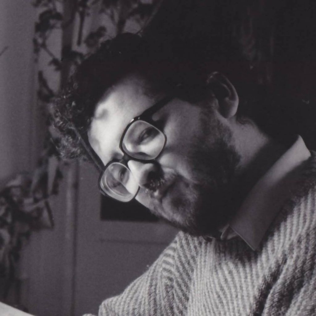 Hombre de perfil con gafas redondas y barba, fotografía en blanco y negro de Jorge Calvo