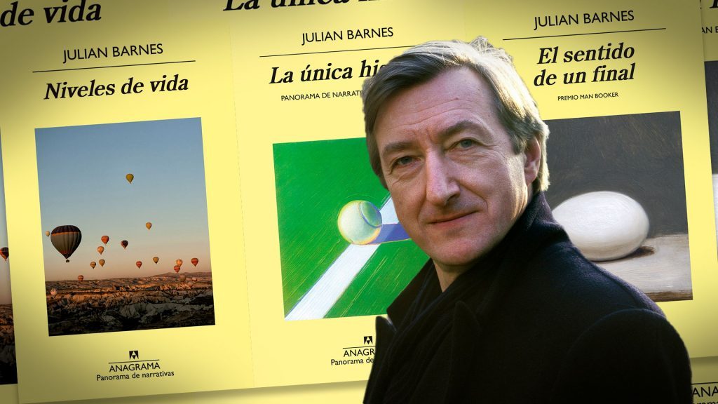 Escritor Julian Barnes posando frente a pósters de sus obras literarias en español, incluyendo Niveles de vida