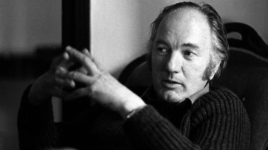 Thomas Bernhard gesticula mientras habla, fotografía en blanco y negro de perfil, escritor austriaco en primer plano
