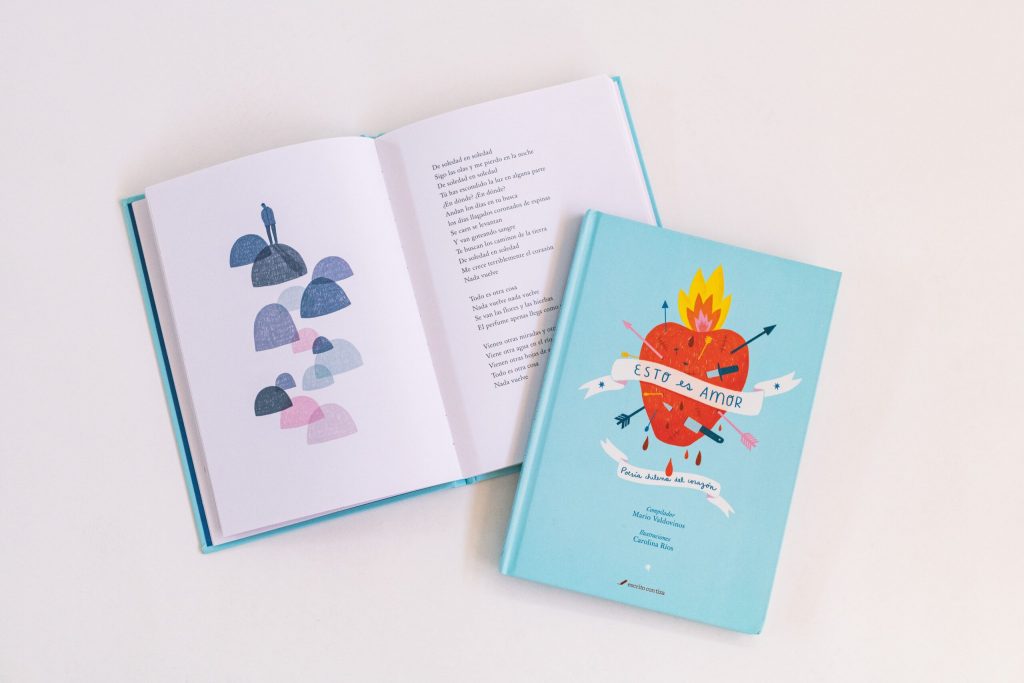 Dos libros abiertos sobre fondo blanco: uno con ilustraciones botánicas en tonos azules, otro con portada turquesa