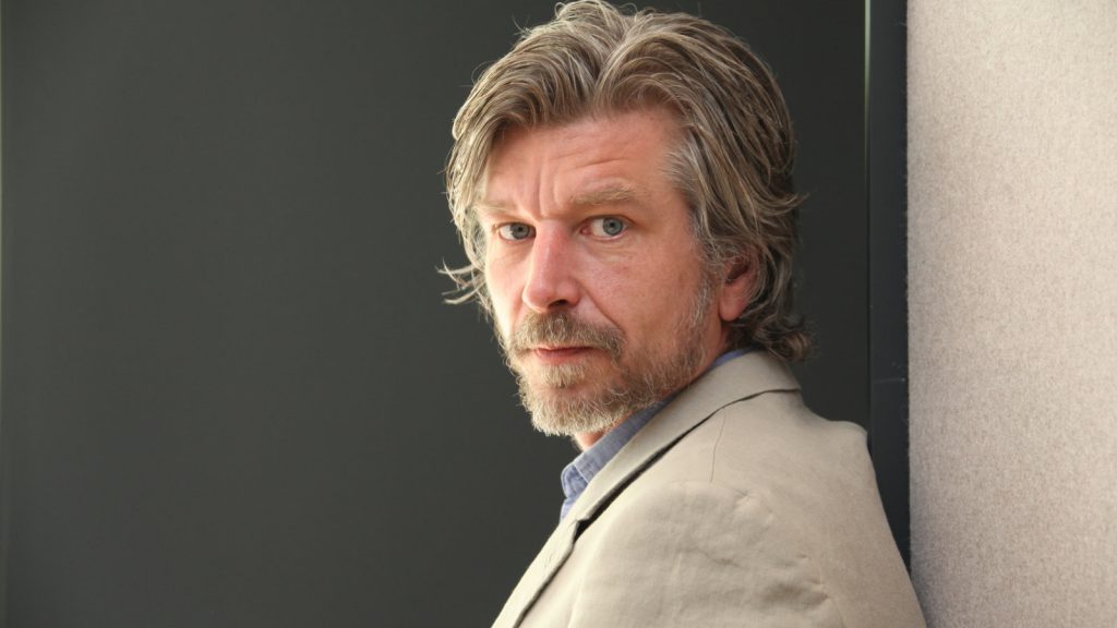 Karl Ove Knausgård, escritor noruego, retratado de perfil con expresión contemplativa contra fondo neutro