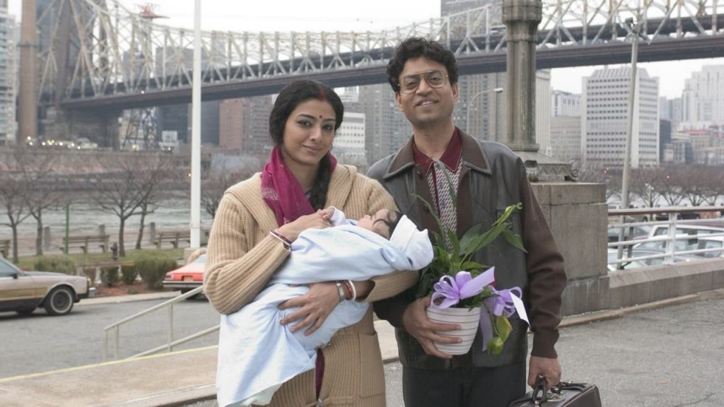 Pareja con dos bebés frente a puente de Brooklyn, Nueva York, escena de película de drama familiar
