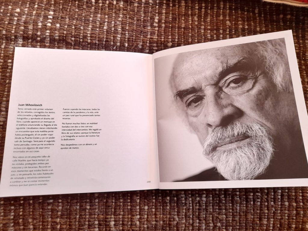 Página abierta de libro con retrato fotográfico en blanco y negro de Juan Mihovilovich, escritor chileno con barba