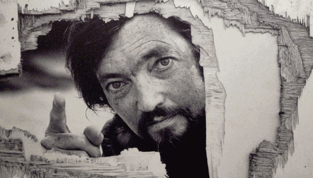 Retrato en blanco y negro de Julio Cortázar con barba, asomando entre fragmentos de fotografías superpuestas