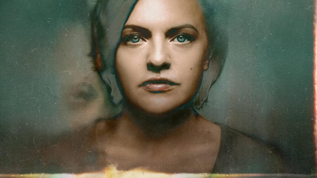 Mujer joven con expresión seria y mirada penetrante, rostro parcialmente cubierto por sombra, fondo desenfocado