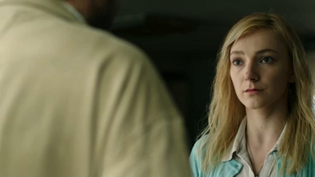 Mujer rubia de expresión seria mirando hacia un lado en una escena de diálogo íntimo