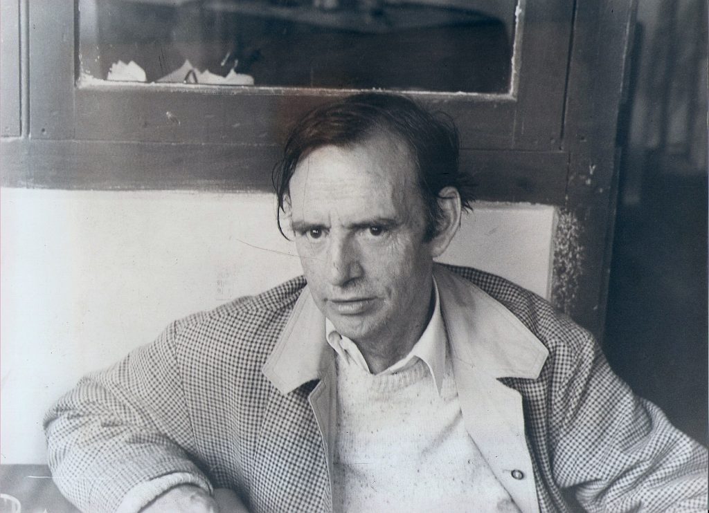 Jorge Teillier, poeta chileno, retrato en blanco y negro de los años sesenta con expresión pensativa