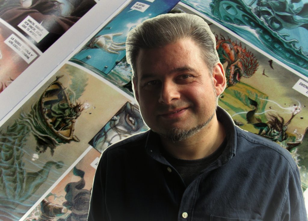 Félix Vega frente a ilustraciones de personajes mitológicos y seres fantásticos en tonos azules y verdes