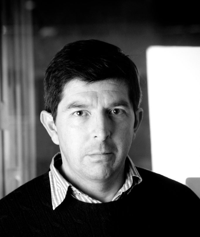Francisco Véjar, escritor chileno, retrato en blanco y negro con expresión seria y mirada directa hacia la cámara