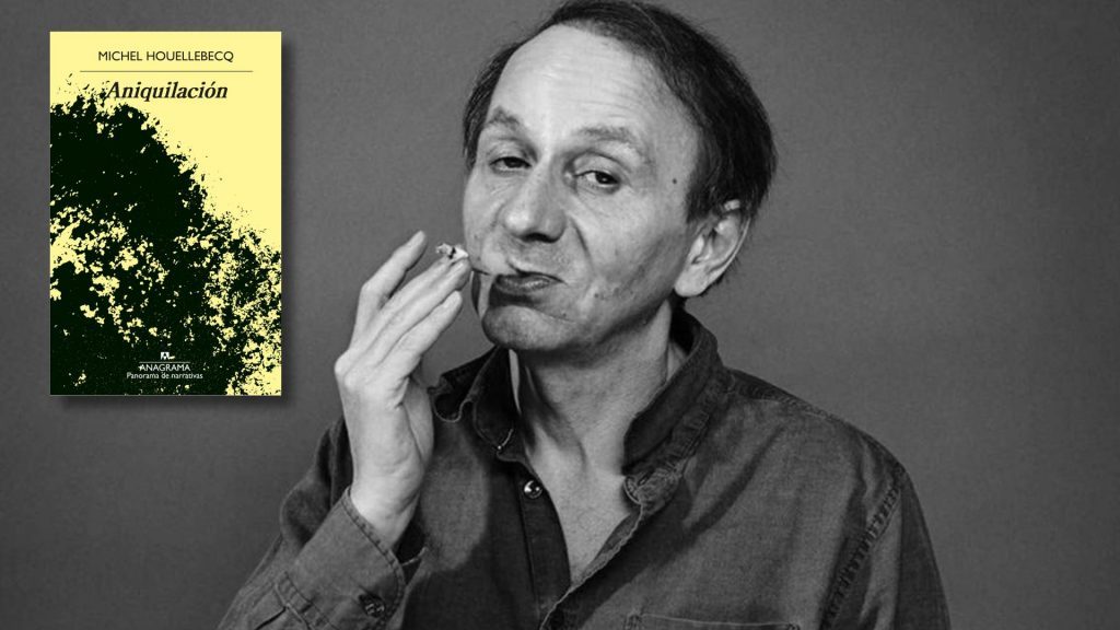 Michel Houellebecq junto a la portada de Aniquilación, novela que explora la decadencia de la modernidad