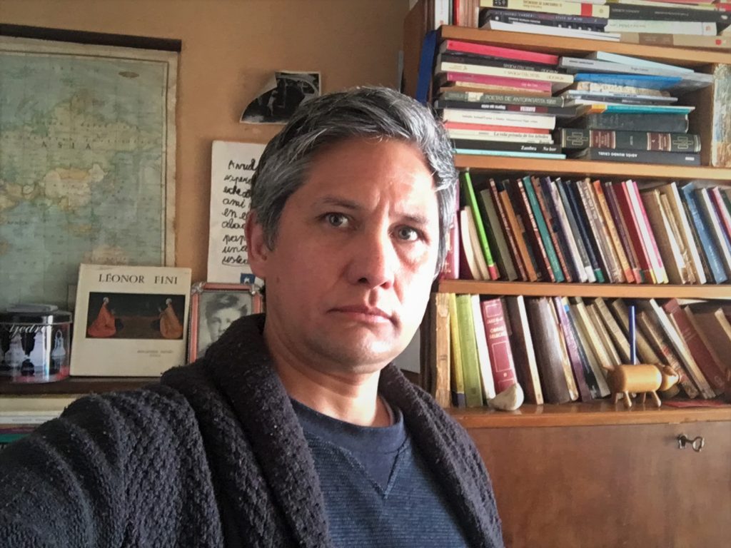 Javier García Bustos en su estudio rodeado de libros y materiales de referencia cinematográfica