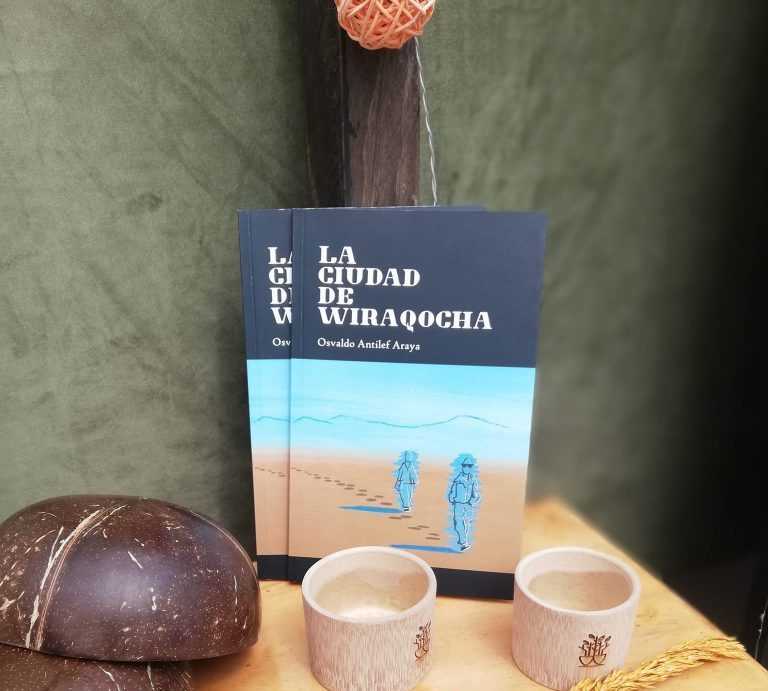 Portada del libro La ciudad de Wiraqocha junto a dos tazas de cerámica, una esfera de arcilla y objetos decorativos