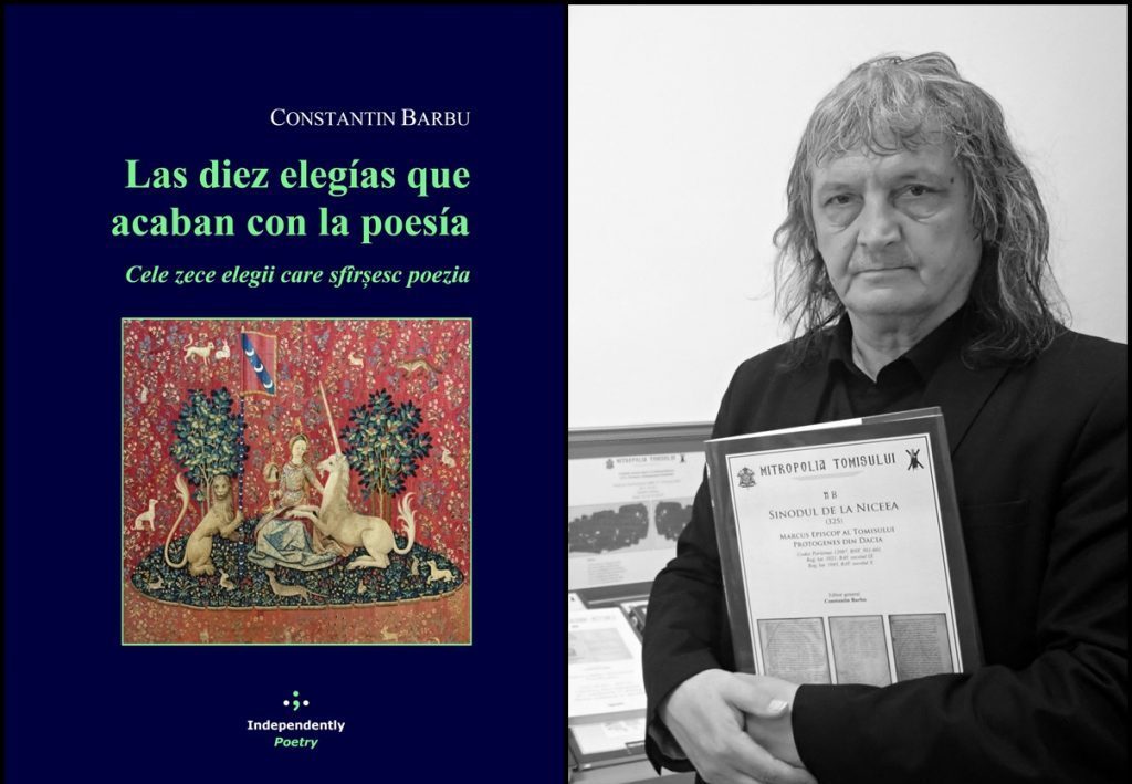 Constantino Bados sosteniendo el libro Las diez elegías que acaban con la poesía, fotografía en blanco y negro