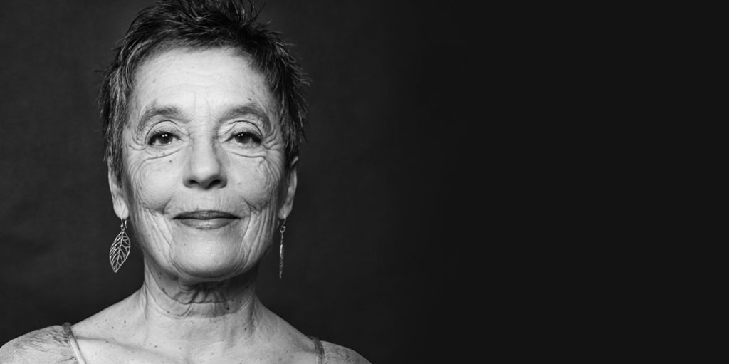 Retrato en blanco y negro de María João Pires, actriz portuguesa con expresión seria y mirada directa al frente