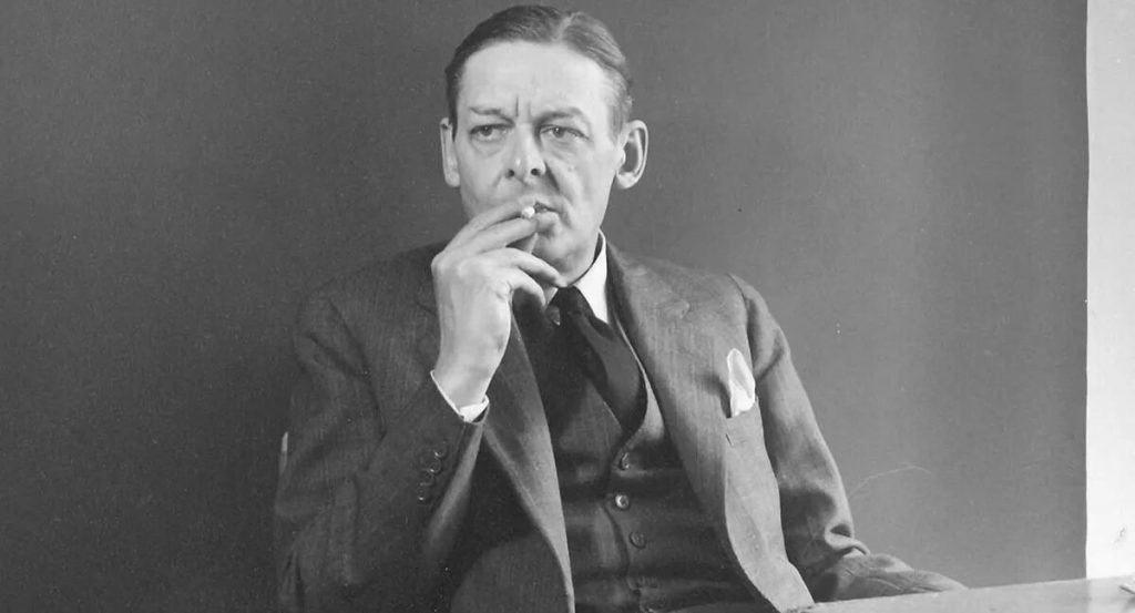 T. S. Eliot, poeta británico, retrato en blanco y negro con traje, mano en la barbilla, expresión pensativa
