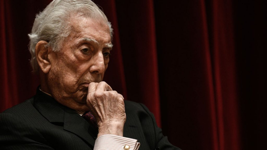 Mario Vargas Llosa, escritor peruano, en primer plano con la mano cerca del rostro en gesto reflexivo ante fondo rojo