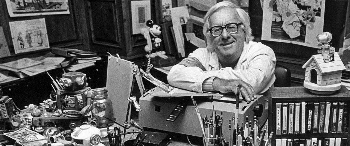 Ray Bradbury en su escritorio rodeado de libros, máquina de escribir y objetos personales en su estudio