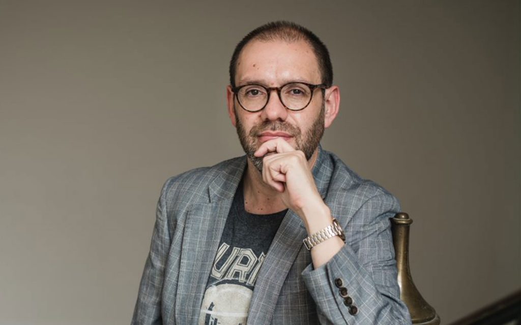 Francisco Ortega, hombre con gafas y barba, descansa la mano en su barbilla con expresión pensativa
