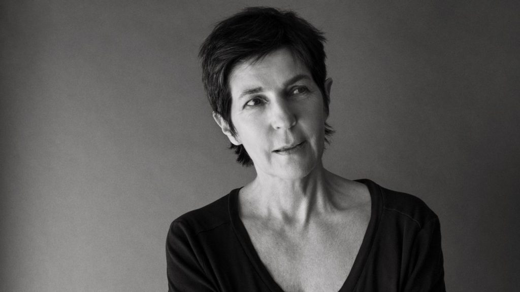 Retrato en blanco y negro de Christine Angot, escritora francesa, mirando hacia la cámara con expresión contemplativa